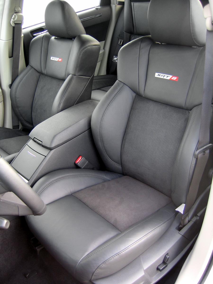  Chrysler 300C SRT8 Touring 2005 года  (фото 4 из 9)